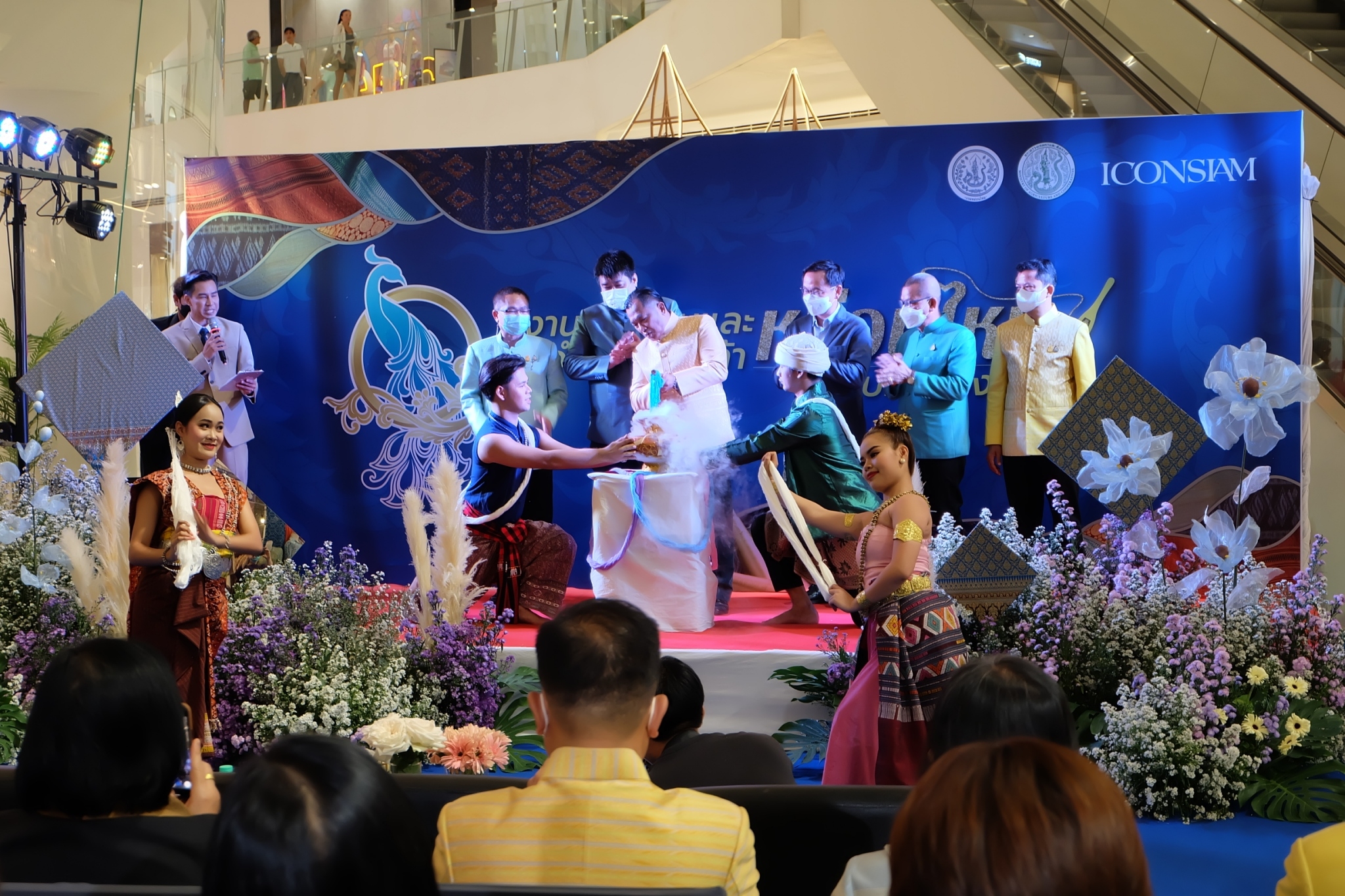 title - ส.ป.ก. ร่วมเป็นเกียรติในพิธีเปิดงานส่งเสริมและจำหน่ายสินค้าหม่อนไหมแบบครบวงจร ณ บริเวณเจริญนครฮอลล์ ชั้น M ไอคอนสยาม กรุงเทพฯ
